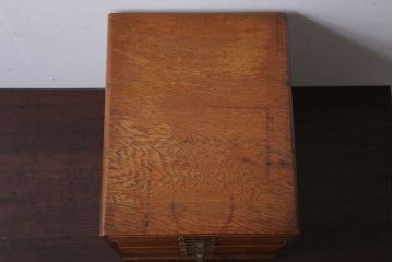 レトロ家具　昭和レトロ　ネームプレート取っ手付き!ナラ材の4杯小引き出し(2)