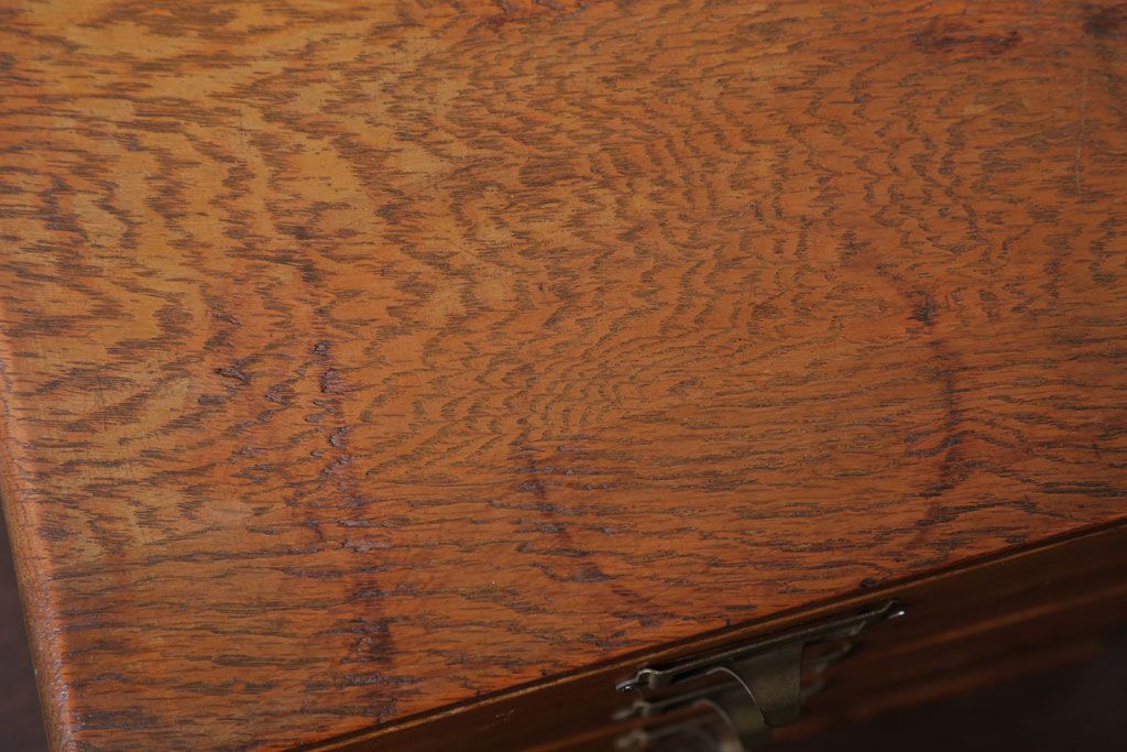 レトロ家具　昭和レトロ　ネームプレート取っ手付き!ナラ材の4杯小引き出し(2)