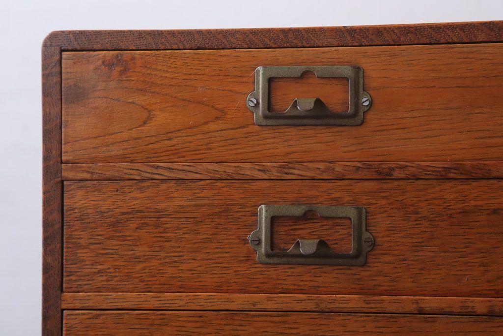 レトロ家具　昭和レトロ　ネームプレート取っ手付き!ナラ材の4杯小引き出し(2)