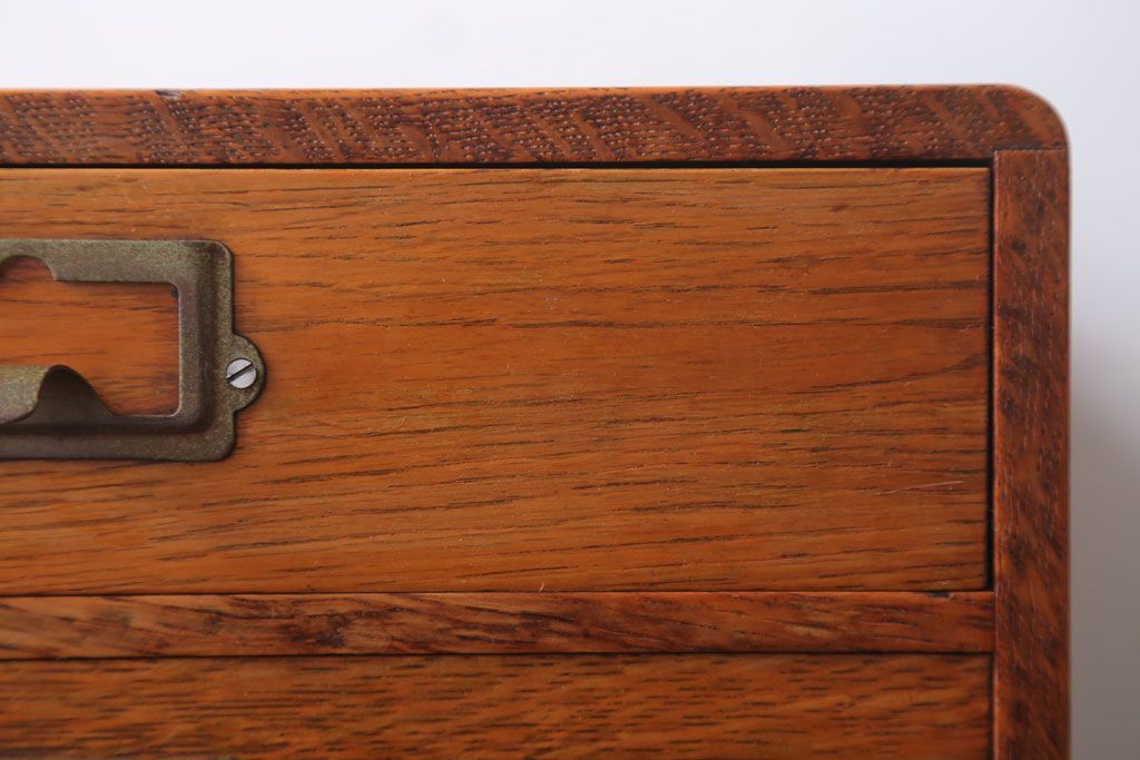 レトロ家具　昭和レトロ　ネームプレート取っ手付き!ナラ材の4杯小引き出し(2)