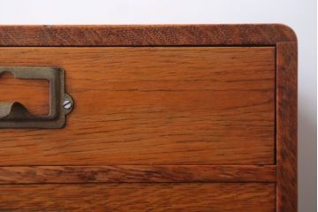 レトロ家具　昭和レトロ　ネームプレート取っ手付き!ナラ材の4杯小引き出し(2)