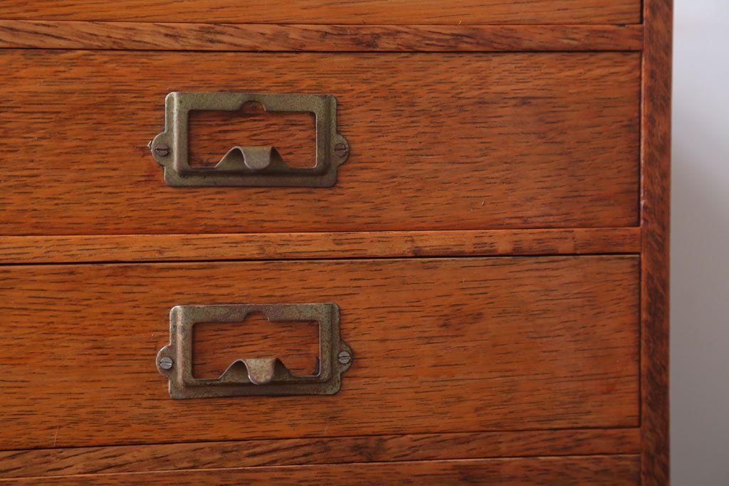 レトロ家具　昭和レトロ　ネームプレート取っ手付き!ナラ材の4杯小引き出し(2)