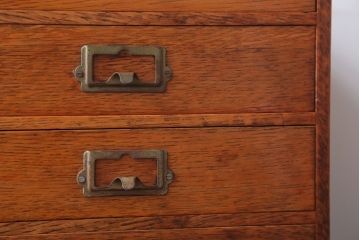 レトロ家具　昭和レトロ　ネームプレート取っ手付き!ナラ材の4杯小引き出し(2)
