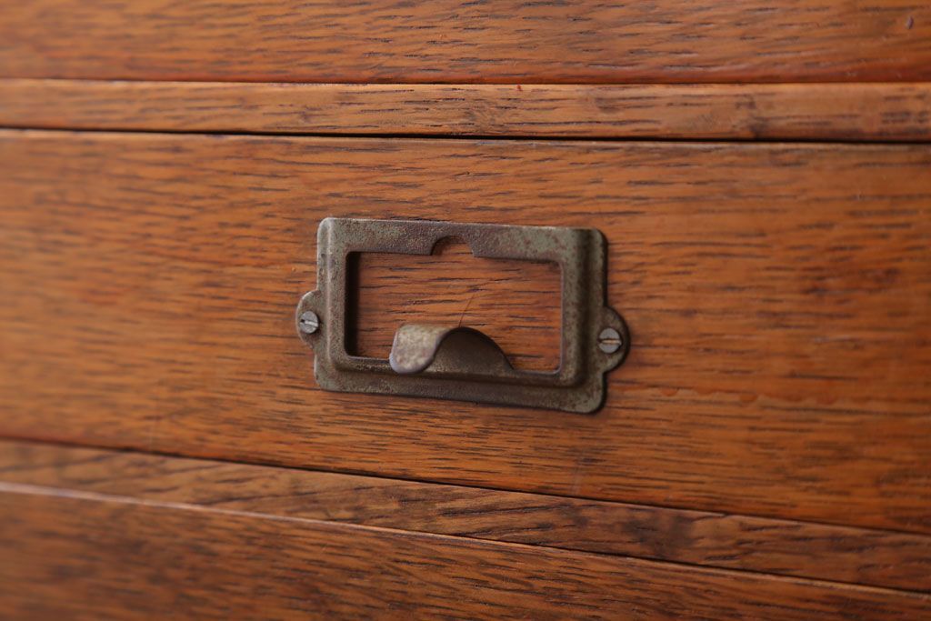 レトロ家具　昭和レトロ　ネームプレート取っ手付き!ナラ材の4杯小引き出し(2)
