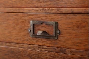 レトロ家具　昭和レトロ　ネームプレート取っ手付き!ナラ材の4杯小引き出し(2)