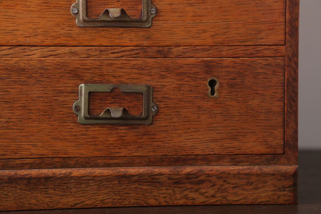 レトロ家具　昭和レトロ　ネームプレート取っ手付き!ナラ材の4杯小引き出し(2)