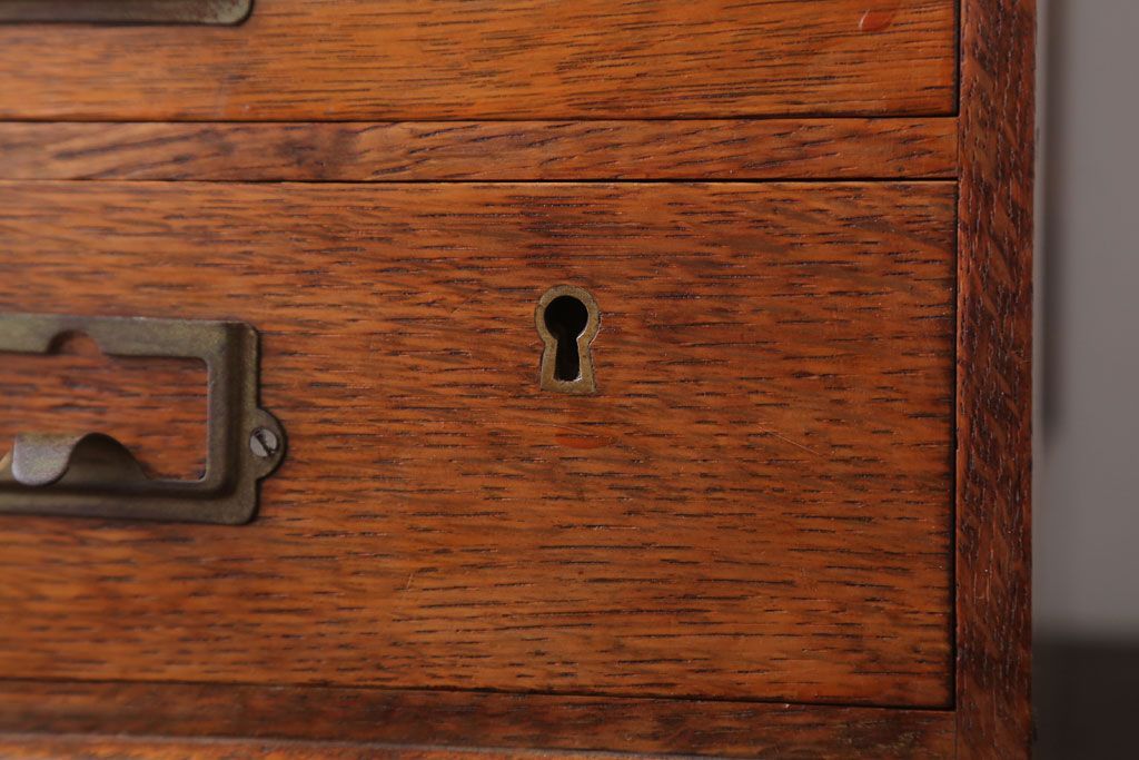 レトロ家具　昭和レトロ　ネームプレート取っ手付き!ナラ材の4杯小引き出し(2)