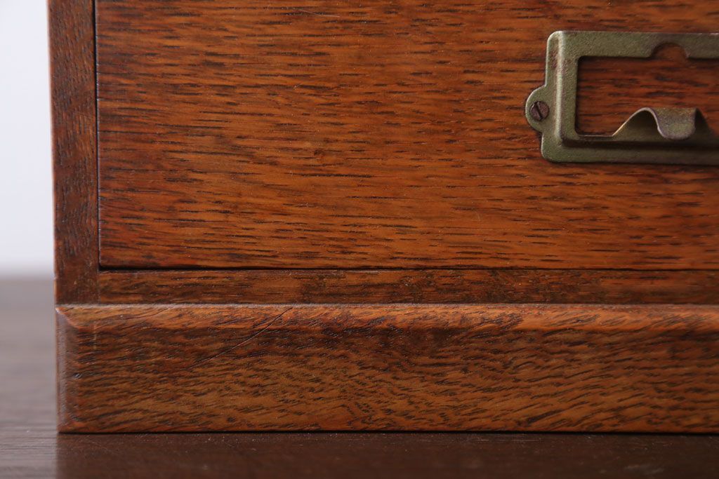 レトロ家具　昭和レトロ　ネームプレート取っ手付き!ナラ材の4杯小引き出し(2)