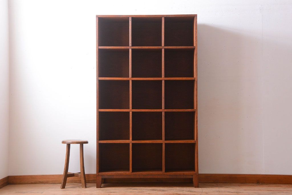 アンティーク家具　和製アンティーク　脚付き!古い木の縦型マス目棚(収納棚、飾り棚)