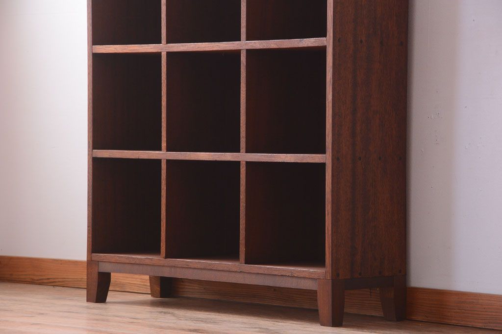 アンティーク家具　和製アンティーク　脚付き!古い木の縦型マス目棚(収納棚、飾り棚)