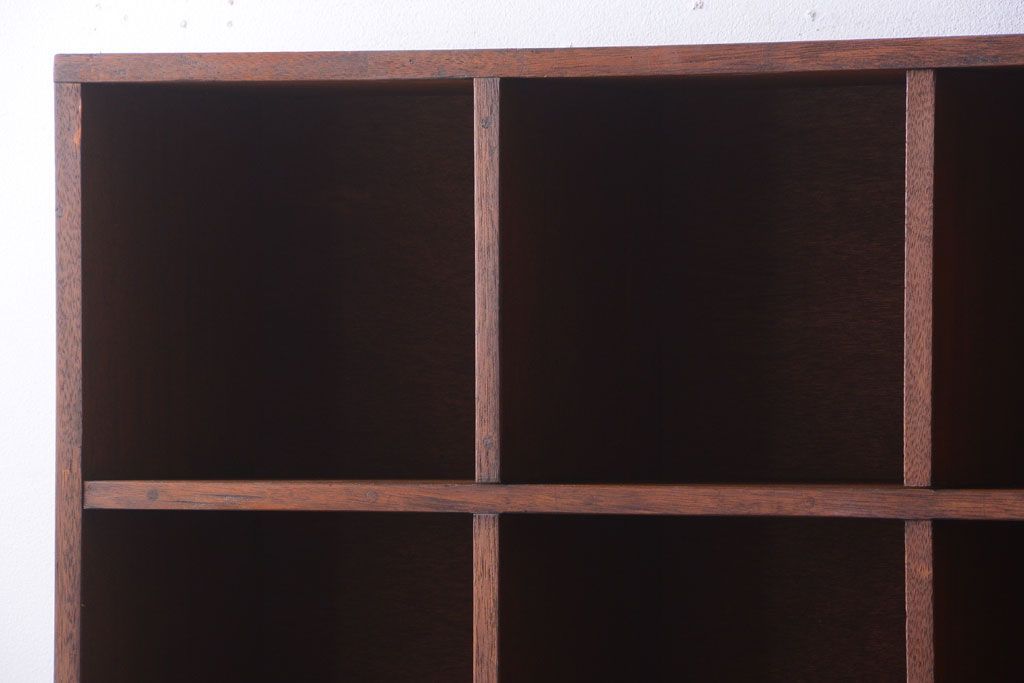 アンティーク家具　和製アンティーク　脚付き!古い木の縦型マス目棚(収納棚、飾り棚)