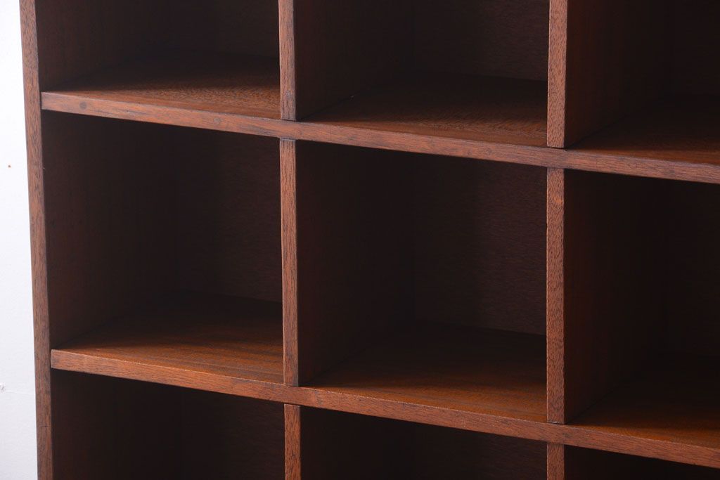 アンティーク家具　和製アンティーク　脚付き!古い木の縦型マス目棚(収納棚、飾り棚)