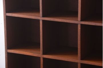 アンティーク家具　和製アンティーク　脚付き!古い木の縦型マス目棚(収納棚、飾り棚)