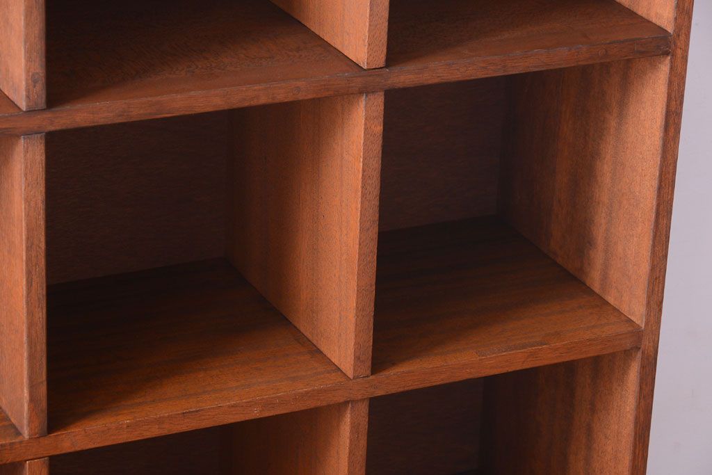 アンティーク家具　和製アンティーク　脚付き!古い木の縦型マス目棚(収納棚、飾り棚)