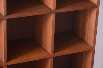 アンティーク家具　和製アンティーク　脚付き!古い木の縦型マス目棚(収納棚、飾り棚)