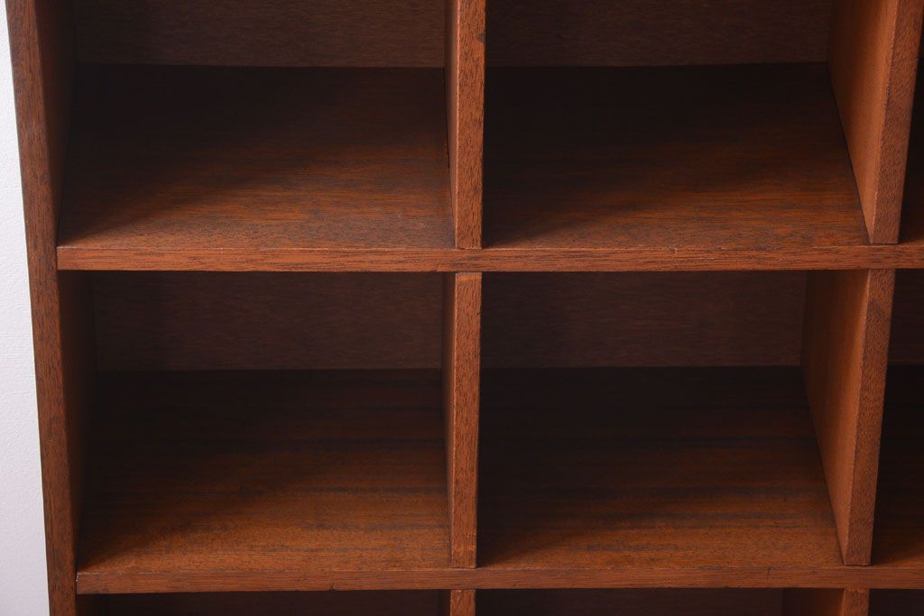 アンティーク家具　和製アンティーク　脚付き!古い木の縦型マス目棚(収納棚、飾り棚)