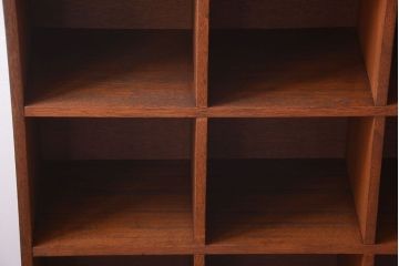 アンティーク家具　和製アンティーク　脚付き!古い木の縦型マス目棚(収納棚、飾り棚)