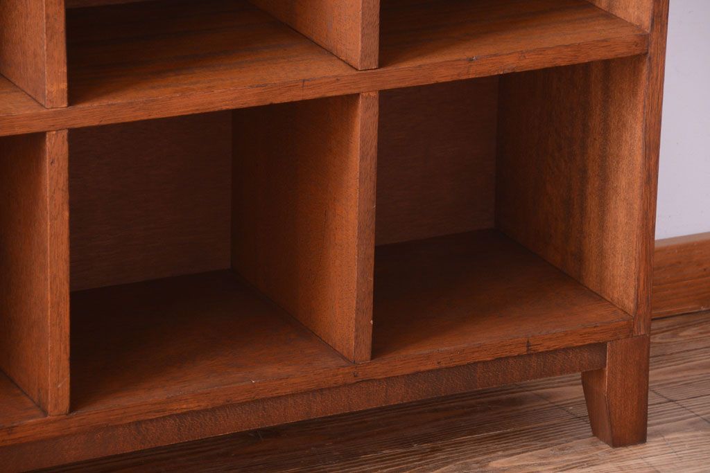 アンティーク家具　和製アンティーク　脚付き!古い木の縦型マス目棚(収納棚、飾り棚)