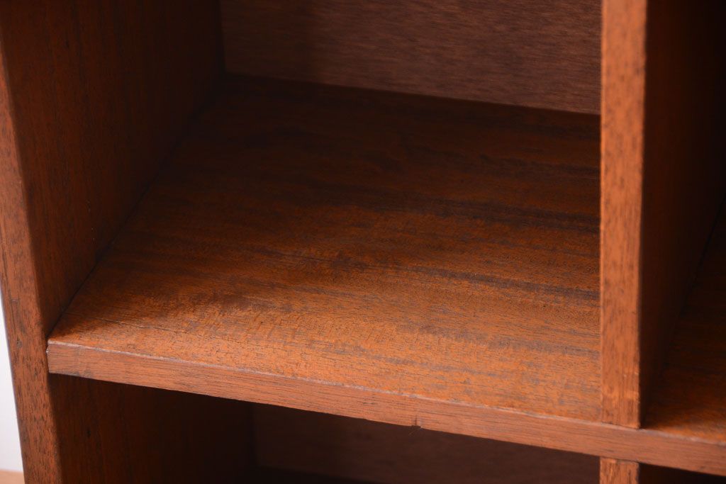 アンティーク家具　和製アンティーク　脚付き!古い木の縦型マス目棚(収納棚、飾り棚)