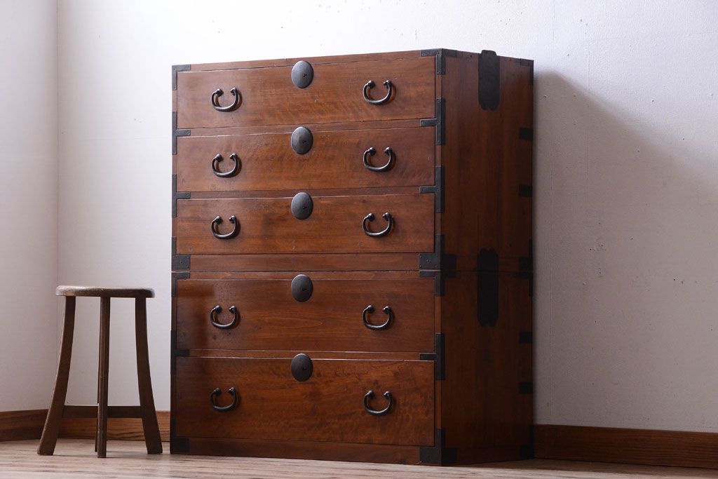 アンティーク家具　和製アンティーク　シンプルな丸金具の重ね衣装箪笥