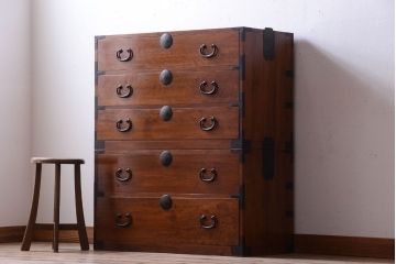 アンティーク家具　和製アンティーク　シンプルな丸金具の重ね衣装箪笥