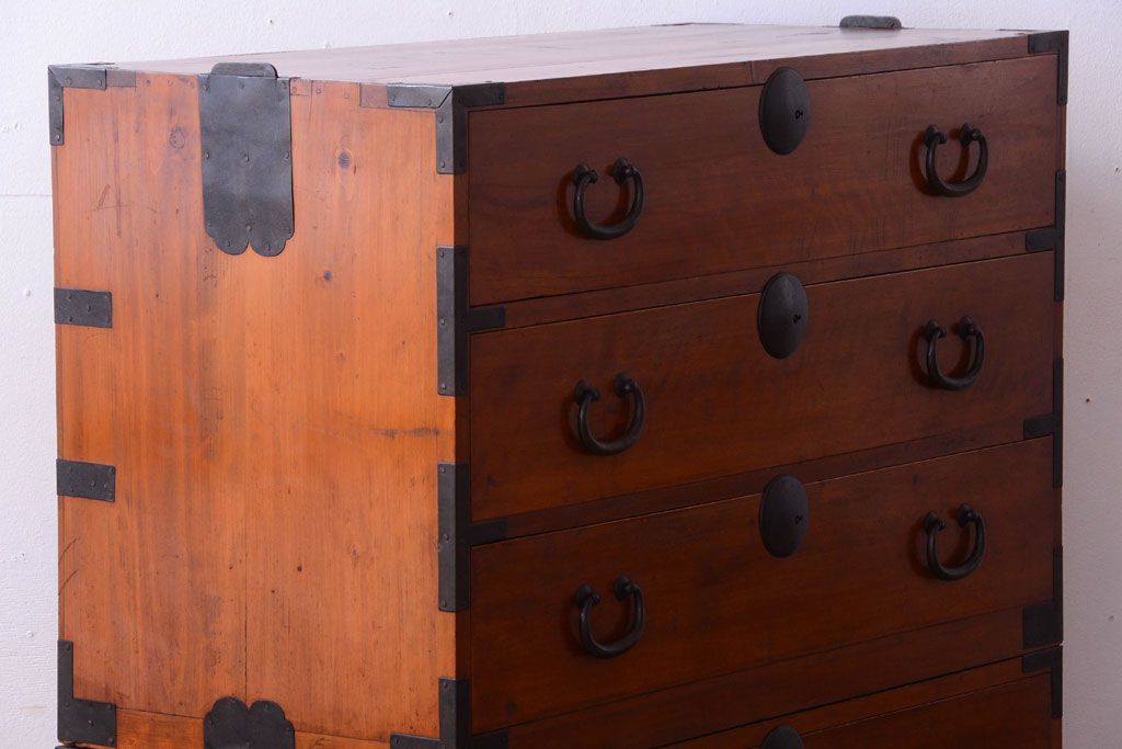 アンティーク家具　和製アンティーク　シンプルな丸金具の重ね衣装箪笥