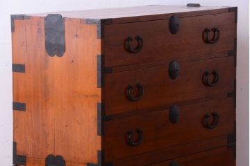 アンティーク家具　和製アンティーク　シンプルな丸金具の重ね衣装箪笥
