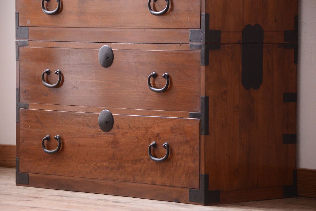 アンティーク家具　和製アンティーク　シンプルな丸金具の重ね衣装箪笥