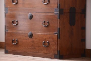 アンティーク家具　和製アンティーク　シンプルな丸金具の重ね衣装箪笥