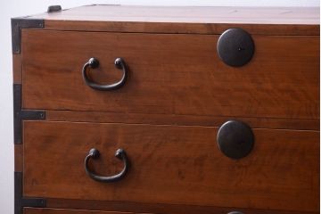 アンティーク家具　和製アンティーク　シンプルな丸金具の重ね衣装箪笥