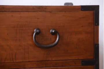 アンティーク家具　和製アンティーク　シンプルな丸金具の重ね衣装箪笥