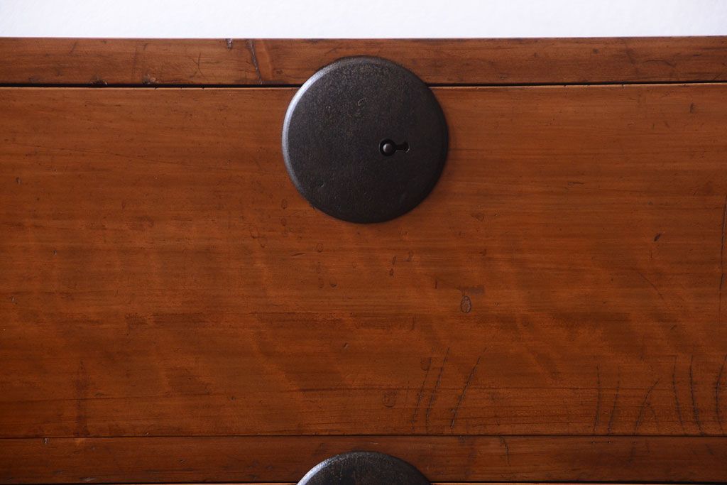 アンティーク家具　和製アンティーク　シンプルな丸金具の重ね衣装箪笥