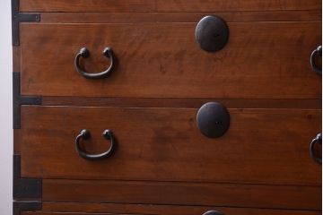 アンティーク家具　和製アンティーク　シンプルな丸金具の重ね衣装箪笥