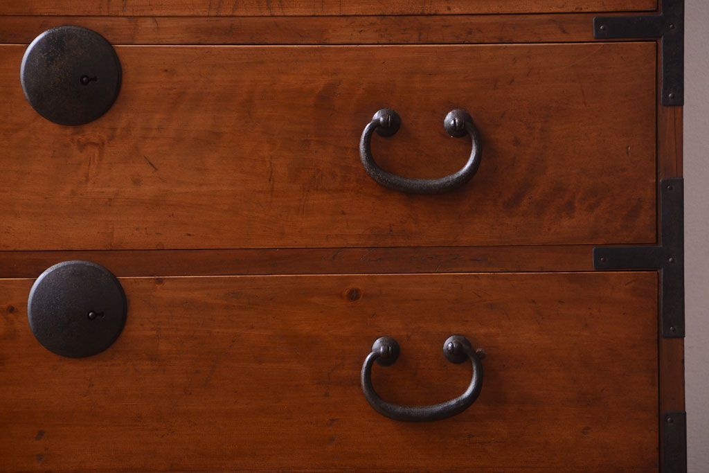 アンティーク家具　和製アンティーク　シンプルな丸金具の重ね衣装箪笥