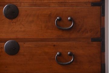 アンティーク家具　和製アンティーク　シンプルな丸金具の重ね衣装箪笥