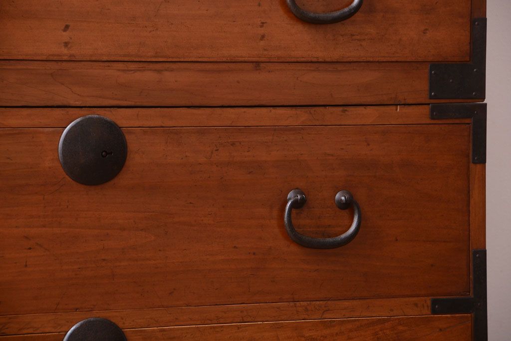アンティーク家具　和製アンティーク　シンプルな丸金具の重ね衣装箪笥