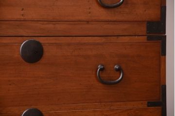 アンティーク家具　和製アンティーク　シンプルな丸金具の重ね衣装箪笥