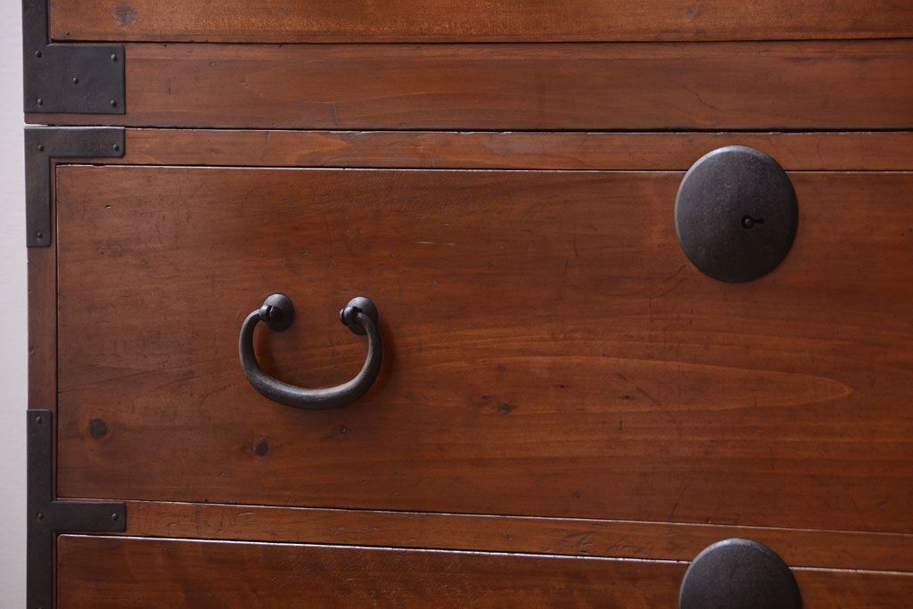 アンティーク家具　和製アンティーク　シンプルな丸金具の重ね衣装箪笥