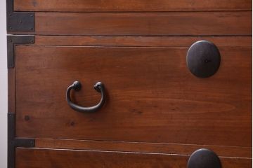 アンティーク家具　和製アンティーク　シンプルな丸金具の重ね衣装箪笥