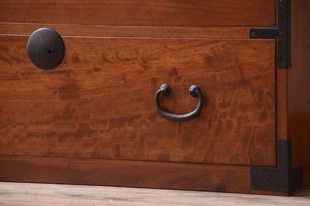 アンティーク家具　和製アンティーク　シンプルな丸金具の重ね衣装箪笥