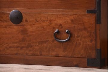 アンティーク家具　和製アンティーク　シンプルな丸金具の重ね衣装箪笥