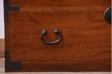 アンティーク家具　和製アンティーク　シンプルな丸金具の重ね衣装箪笥