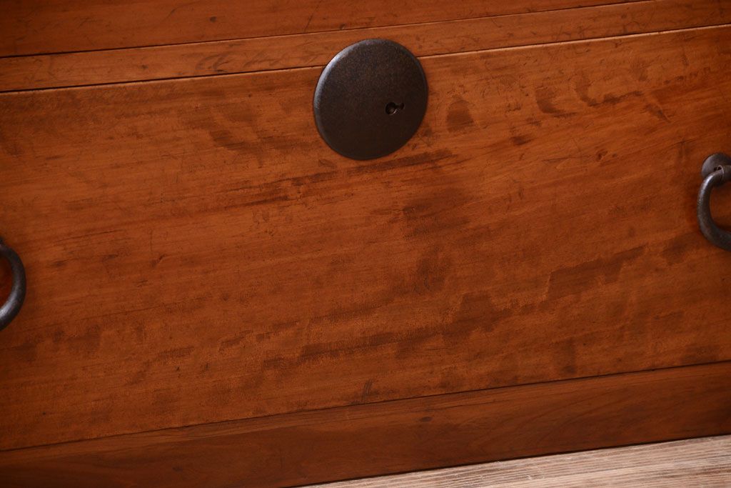 アンティーク家具　和製アンティーク　シンプルな丸金具の重ね衣装箪笥