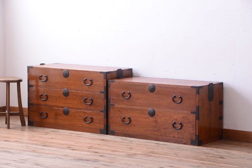 アンティーク家具　和製アンティーク　シンプルな丸金具の重ね衣装箪笥