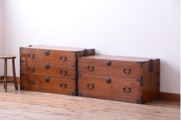 アンティーク家具　和製アンティーク　シンプルな丸金具の重ね衣装箪笥