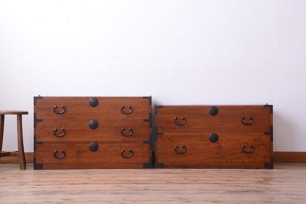 アンティーク家具　和製アンティーク　シンプルな丸金具の重ね衣装箪笥