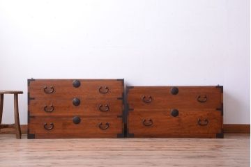 アンティーク家具　和製アンティーク　シンプルな丸金具の重ね衣装箪笥