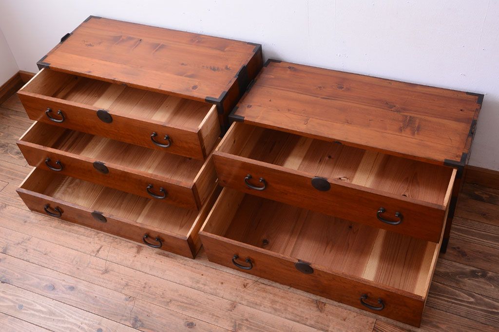 アンティーク家具　和製アンティーク　シンプルな丸金具の重ね衣装箪笥