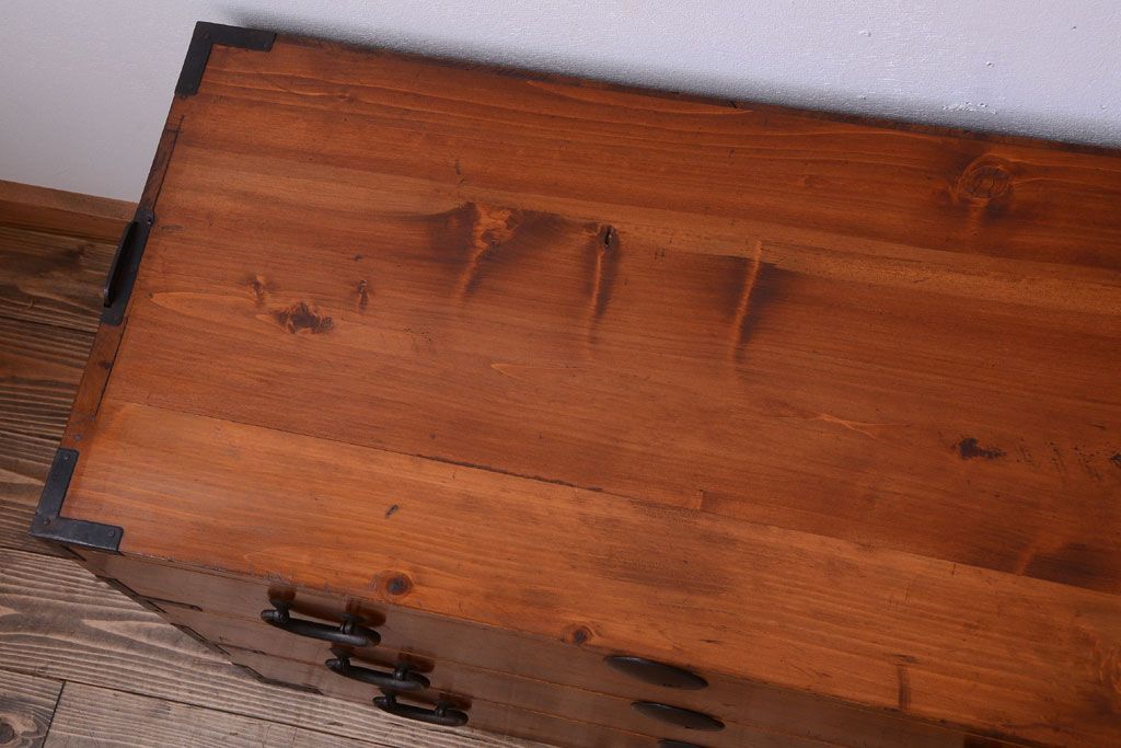 アンティーク家具　和製アンティーク　シンプルな丸金具の重ね衣装箪笥