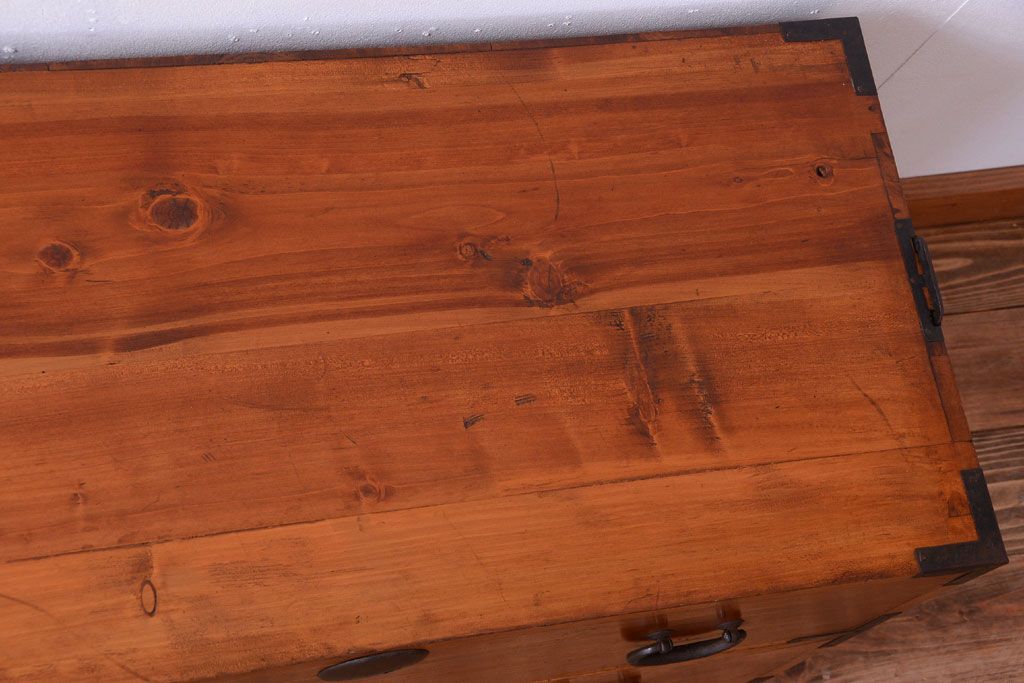 アンティーク家具　和製アンティーク　シンプルな丸金具の重ね衣装箪笥